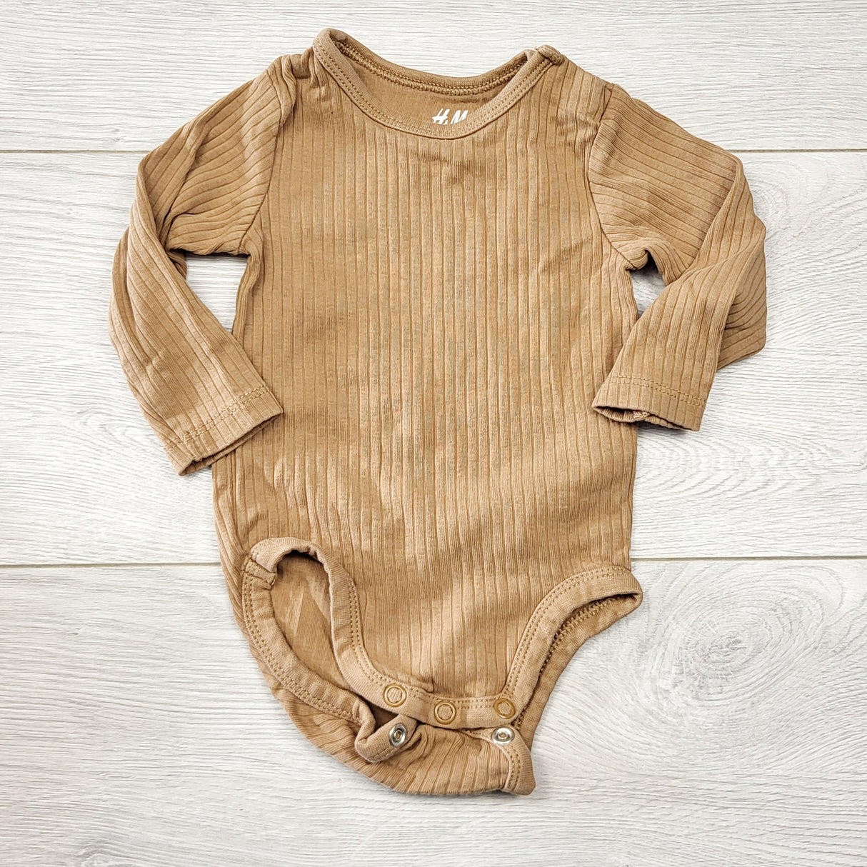 ECRS3 - H and M tan ribbed organic cotton bodysuit. Size 2-4 months