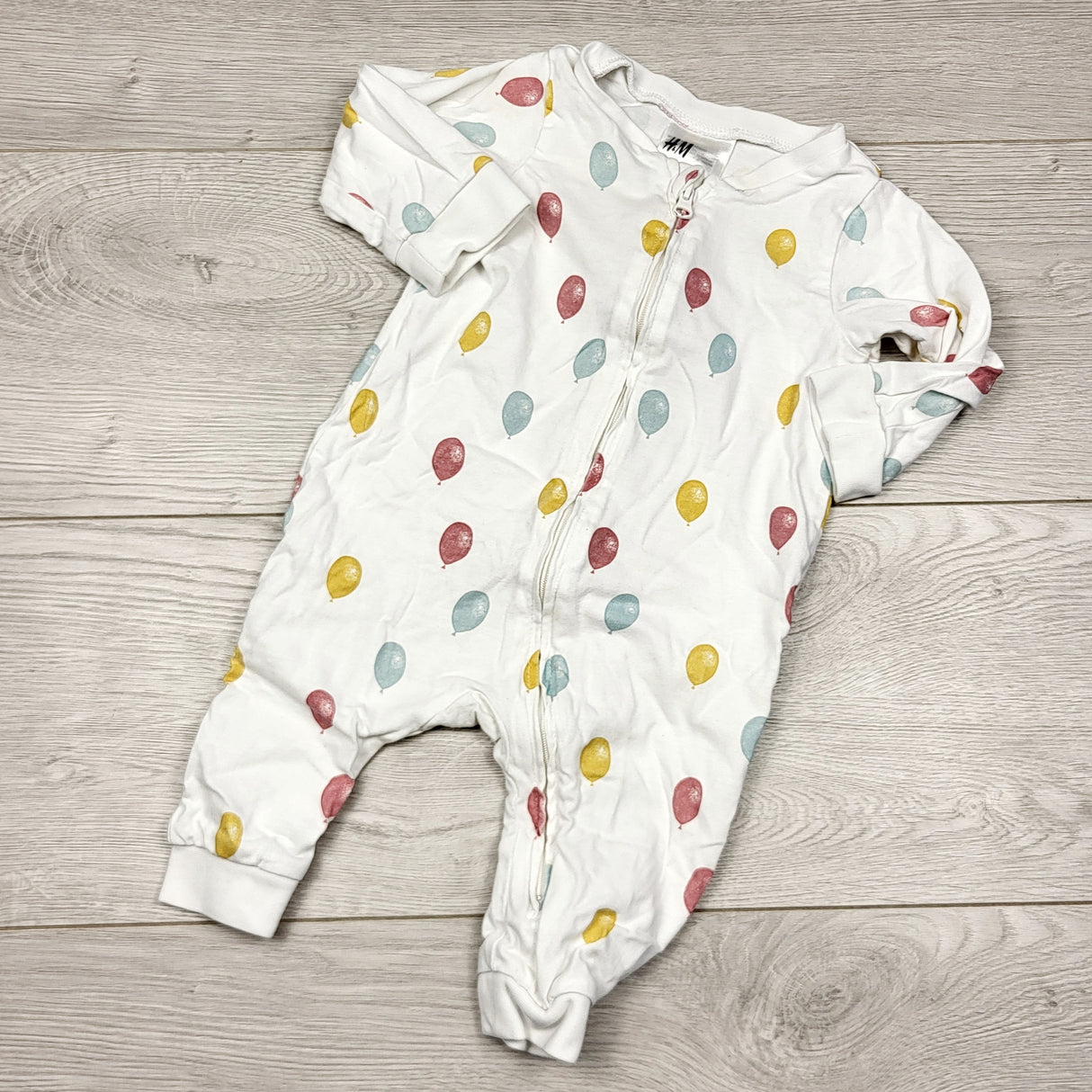 ECRS33 - H and M white zippered cotton sleeper with balloons. Size 2-4 months