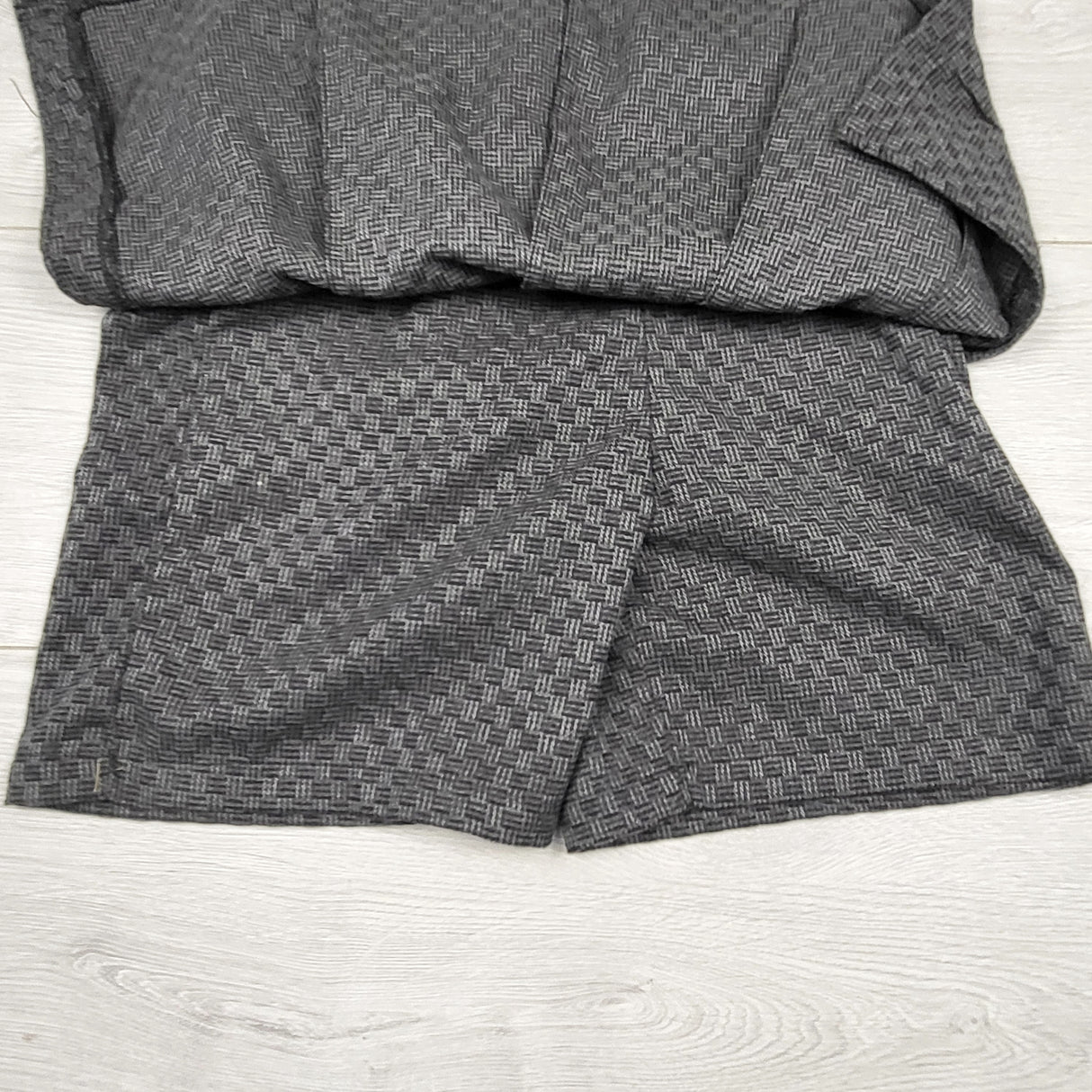 ESZ3 - Peekaboo Beans grey houndstooth patterned "Skort". Size 10