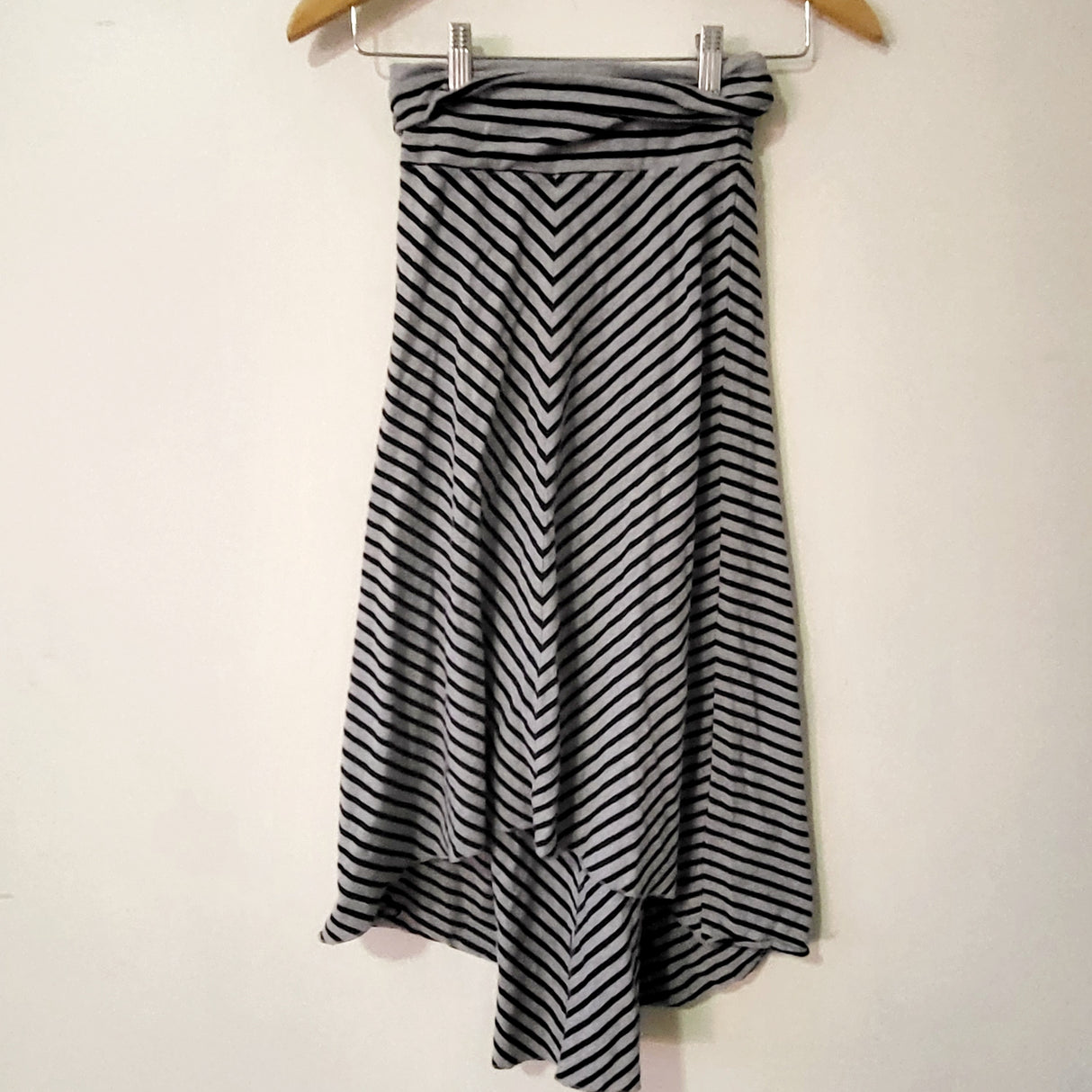 ESZ3 - Peekaboo Beans striped hi-lo skirt with foldover waist. Size 10