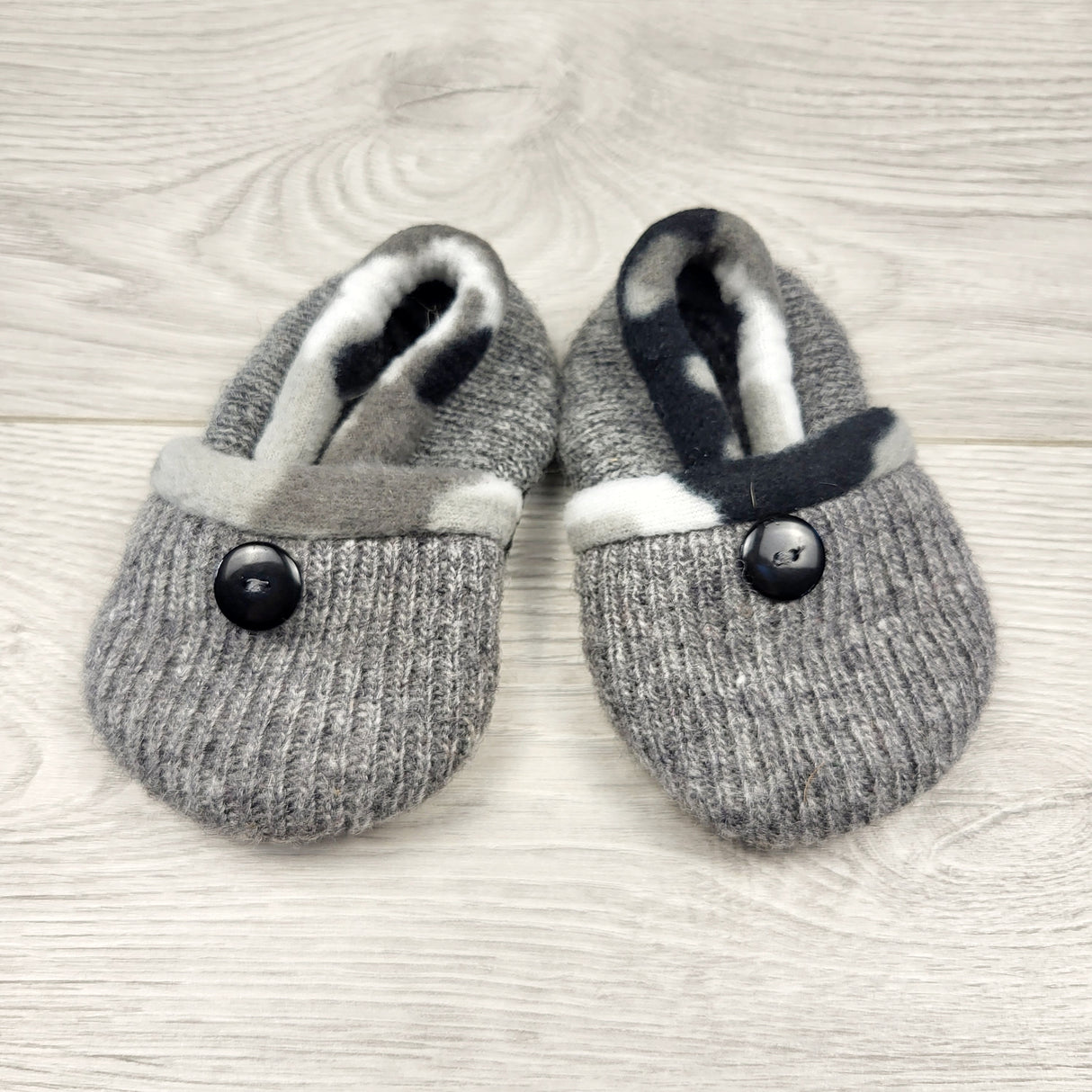 LMAC1 - Grey knit slippers. Aprox 6-12 months