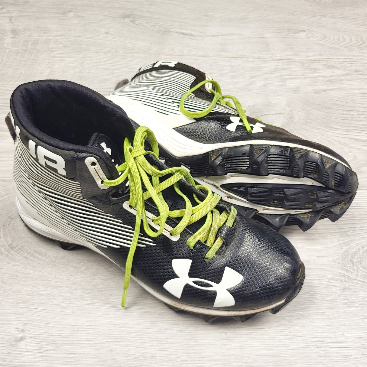 RMAC2 - Under Armour soccer cleats. Youth size 5