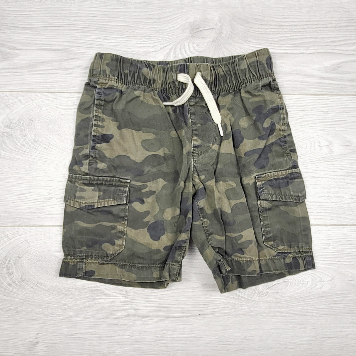 ACRF1 - Old Navy camouflage drawstring cargo shorts. Size 5T