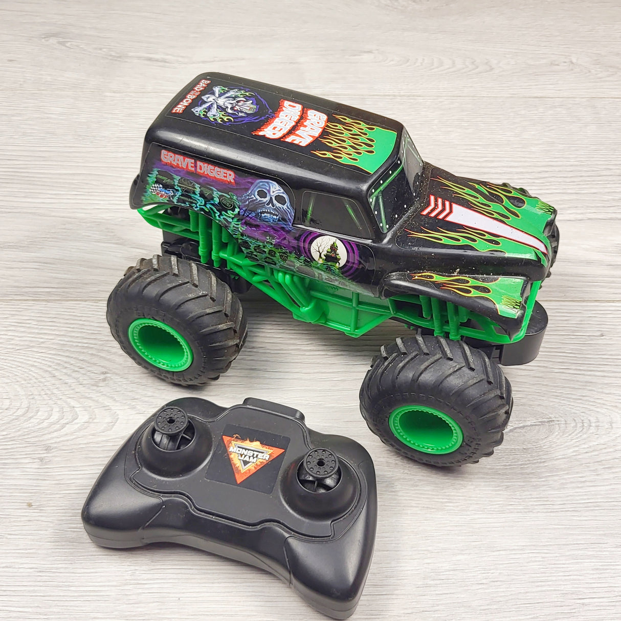 CKFT1 - Monster Jam Grave Digger Remote Control Monster Truck