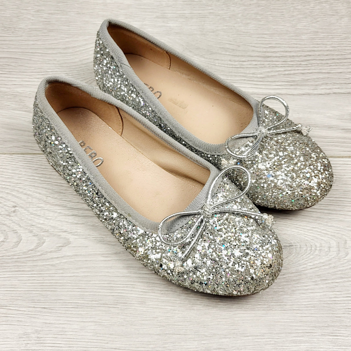 CKFT1 - Bebo silver glitter flats. Youth size 2