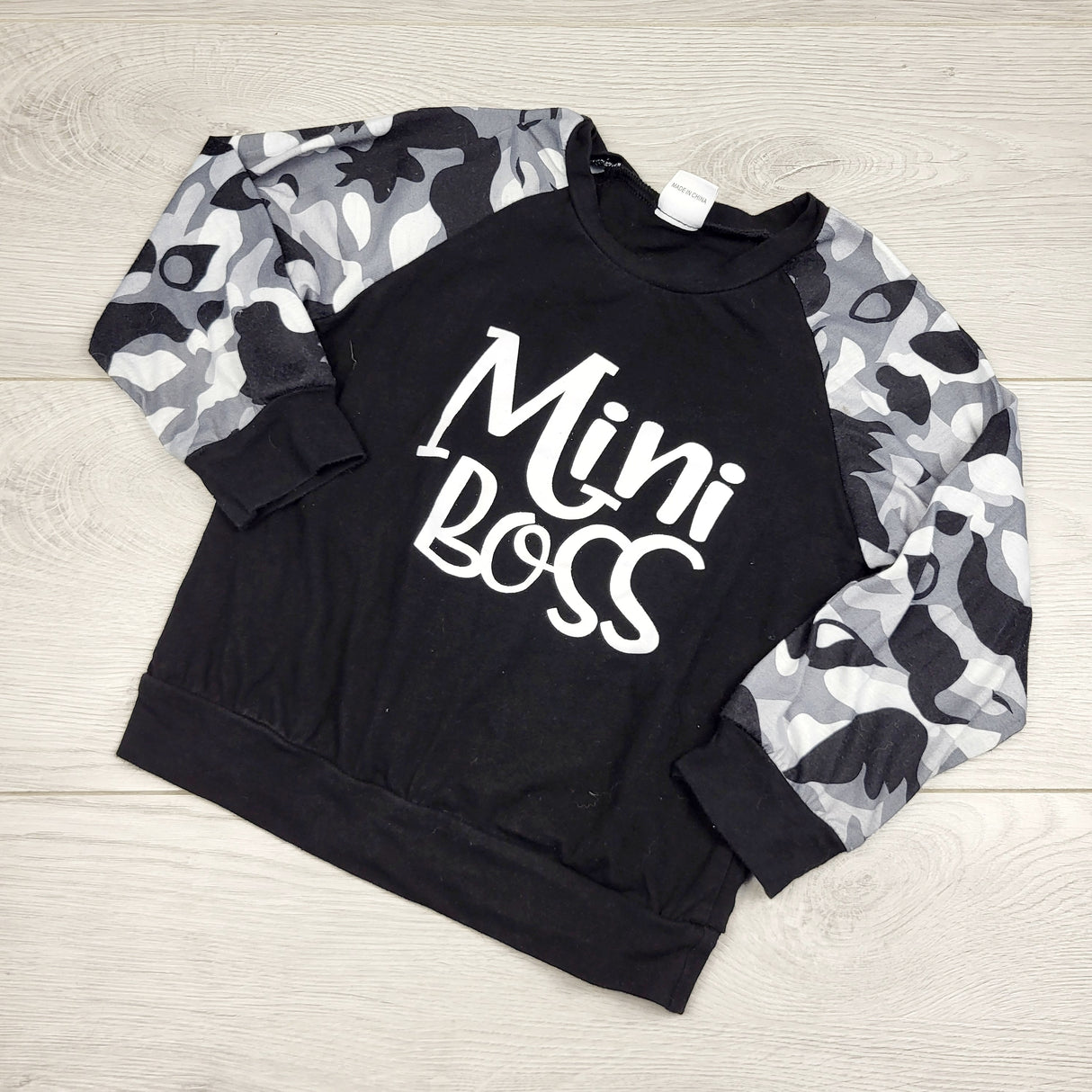 JMCL1 - Black and camouflage "Mini Boss" shirt. Size 3/4T