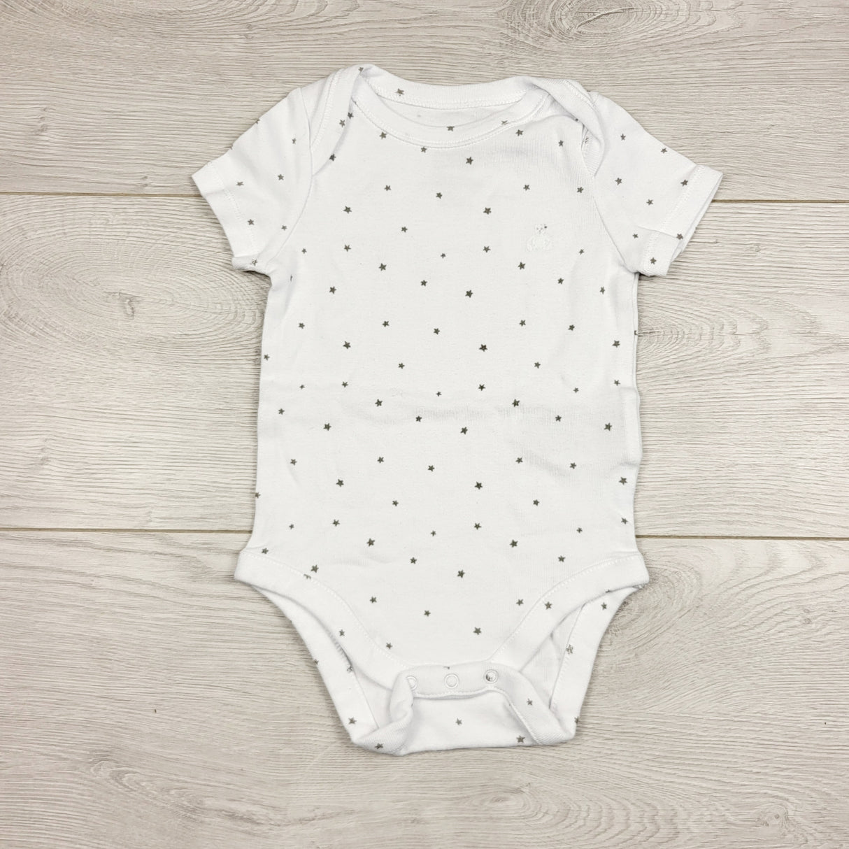 LMAC22 - Gap white and grey bodysuit with stars. Size 3-6 months