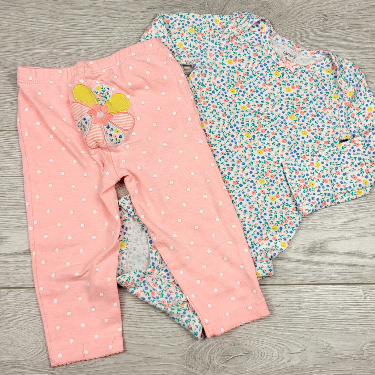 CCRT2- Carters 2pc set with flowers. Size 9 months