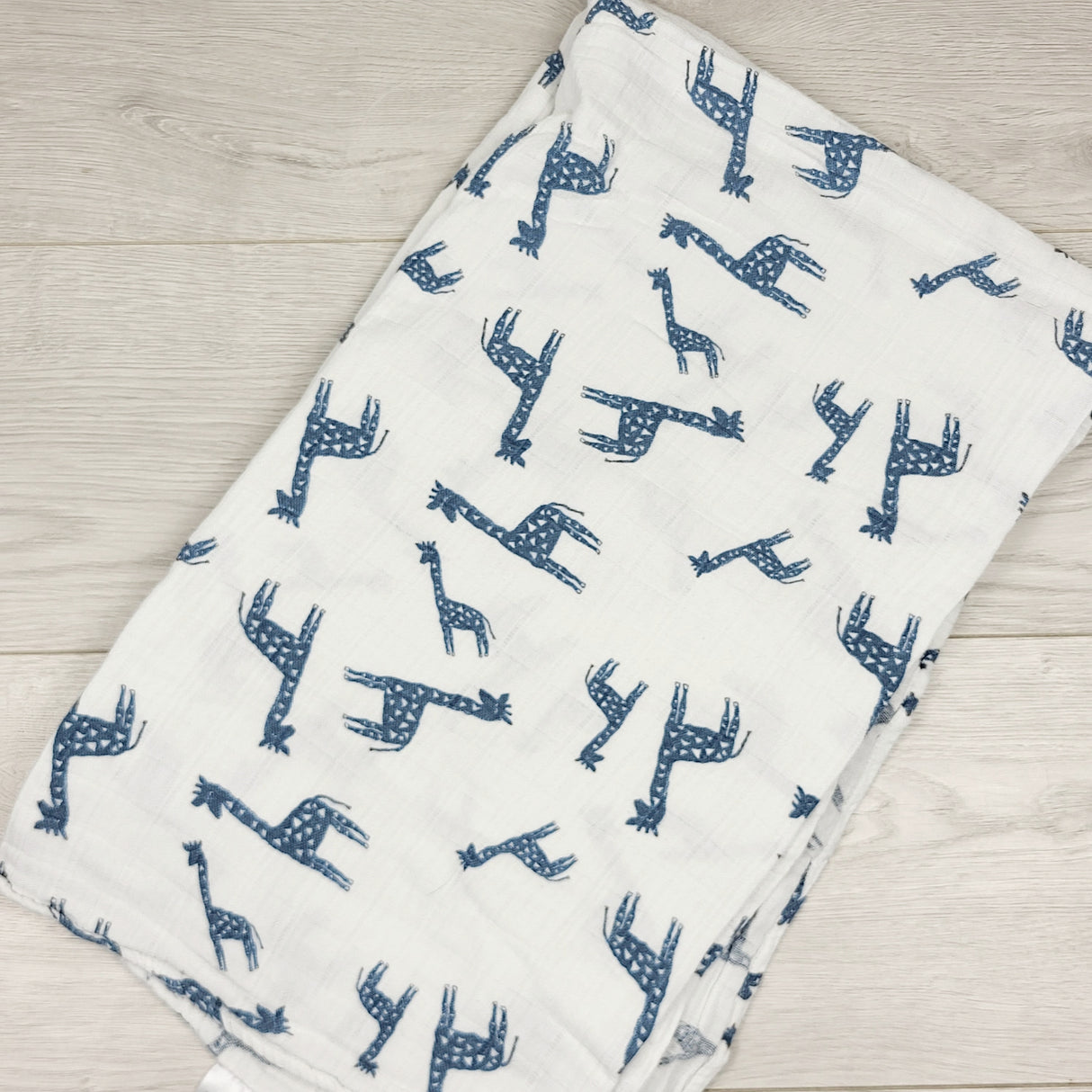 HWIL1 - Aden and Anais muslin swaddle with giraffes