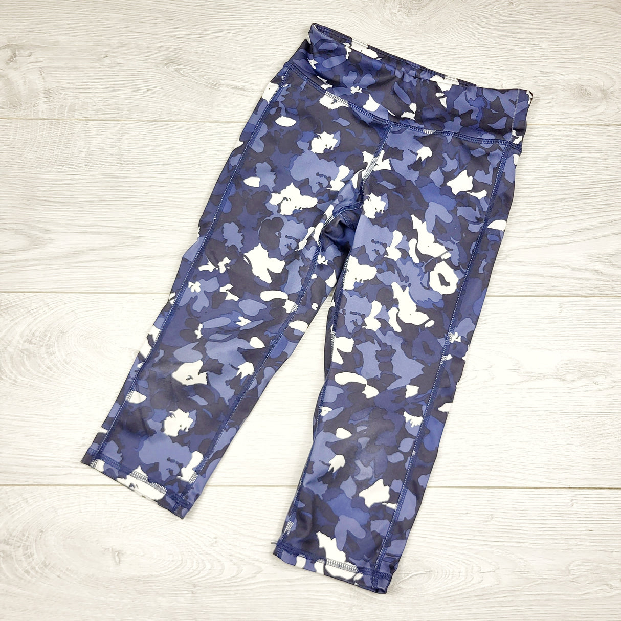 ADAL2 - Old Navy blue patterned capri length active leggings. Size 6/7