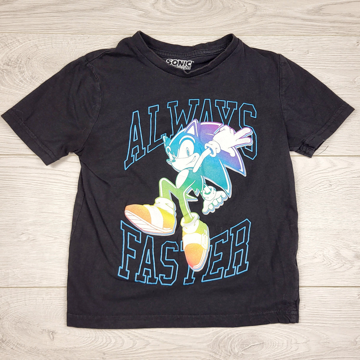 KJHN1 - Black Sonic the Hedgehog t-shirt. Size 7/8