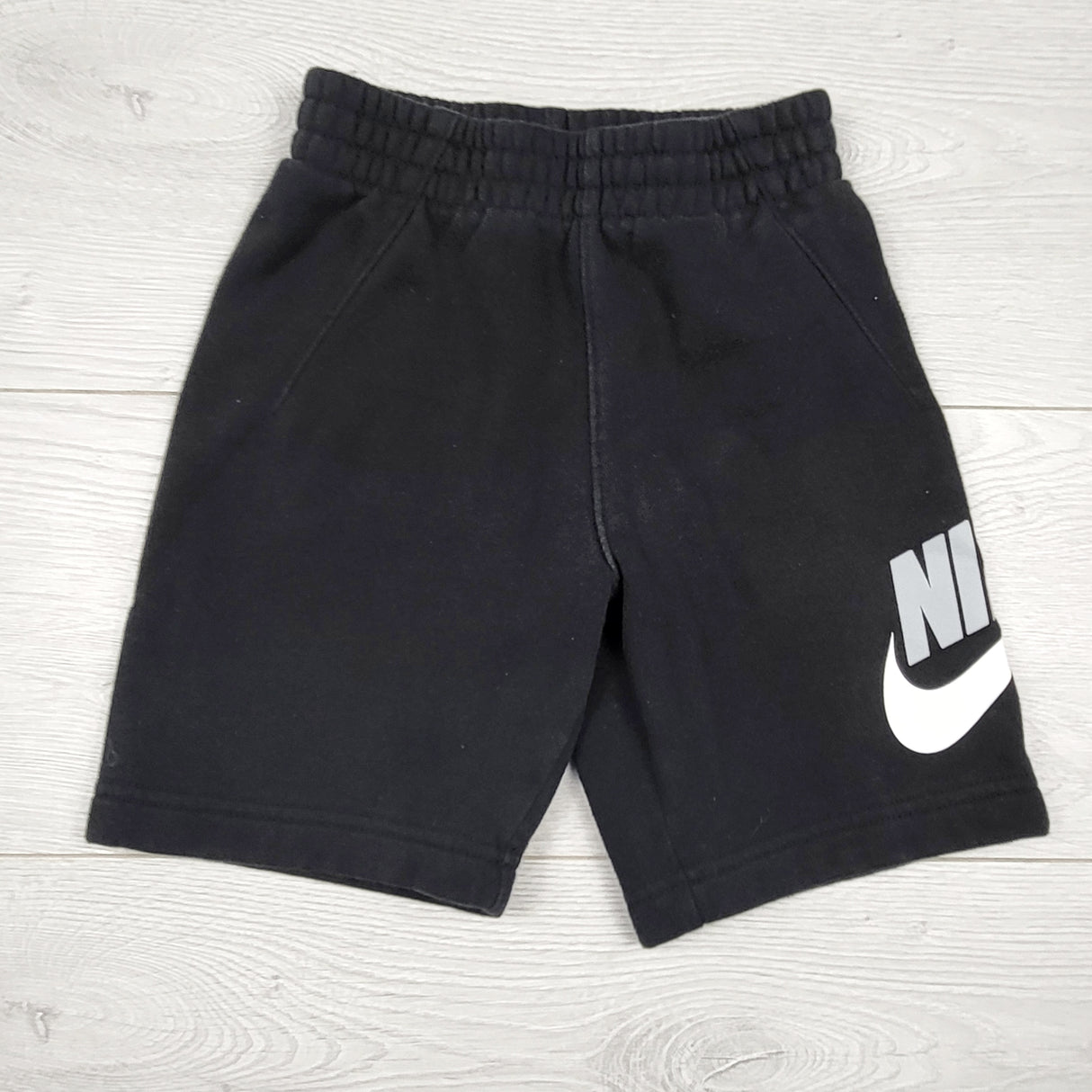 KJHN1 - Nike black cotton shorts. Size 4/5T