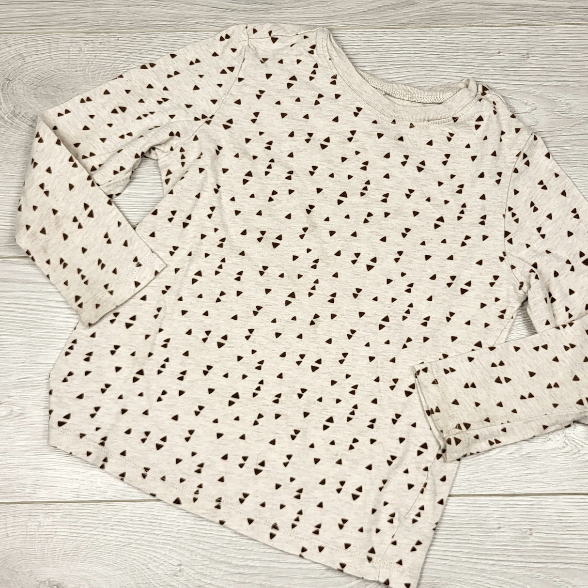 CCWD1 - Old Navy beige top with triangles. Size 5T