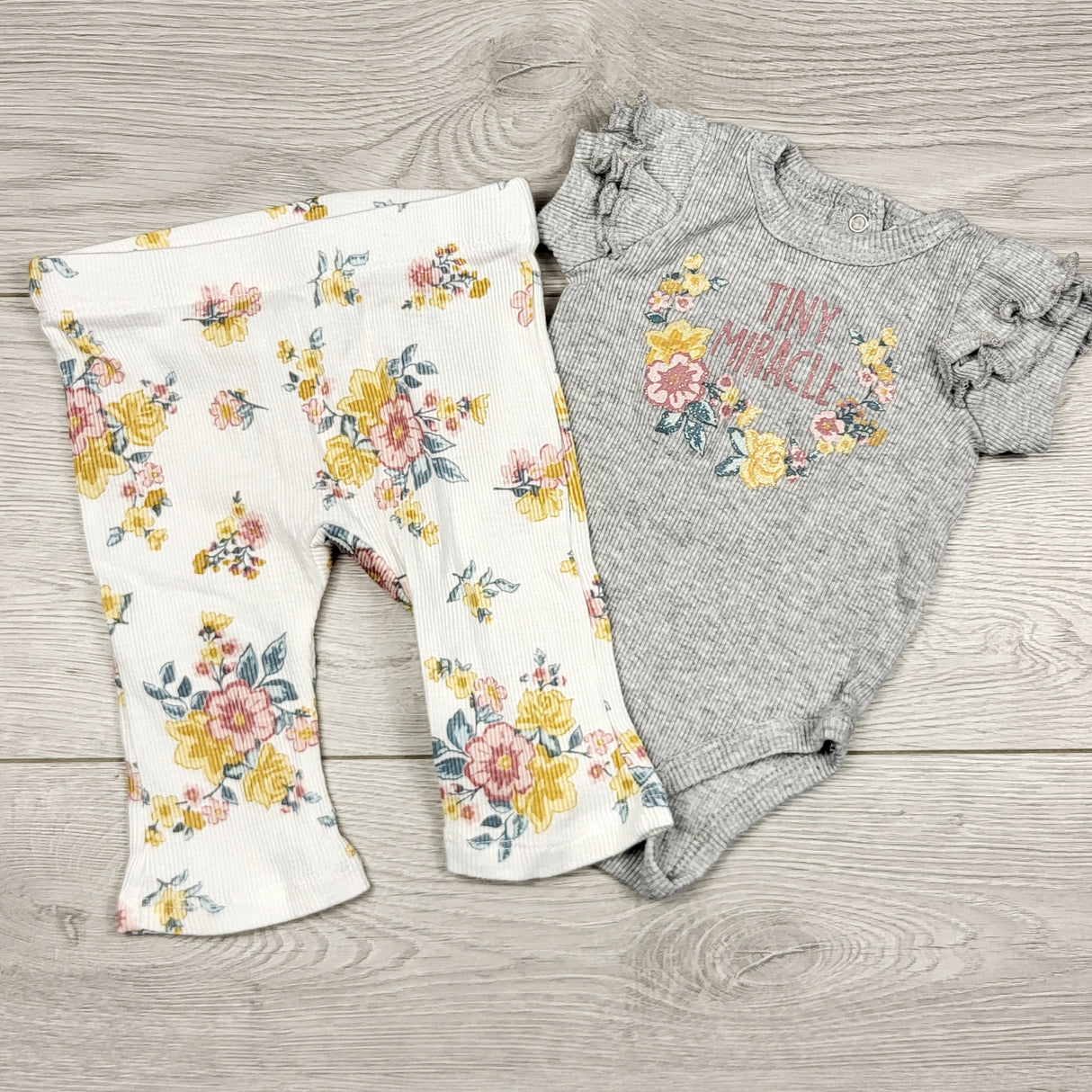 THNG11 - Baby Mode 2pc set with flowers "Tiny Miracle". Size 0-3 months