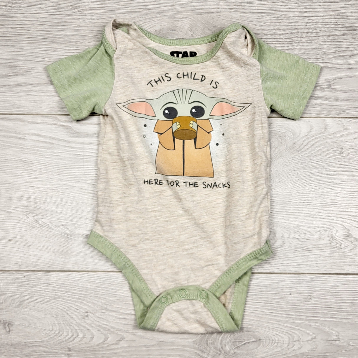 THNG21 - Stars Wars bodysuit with Baby Yoda. Size 6-9 months