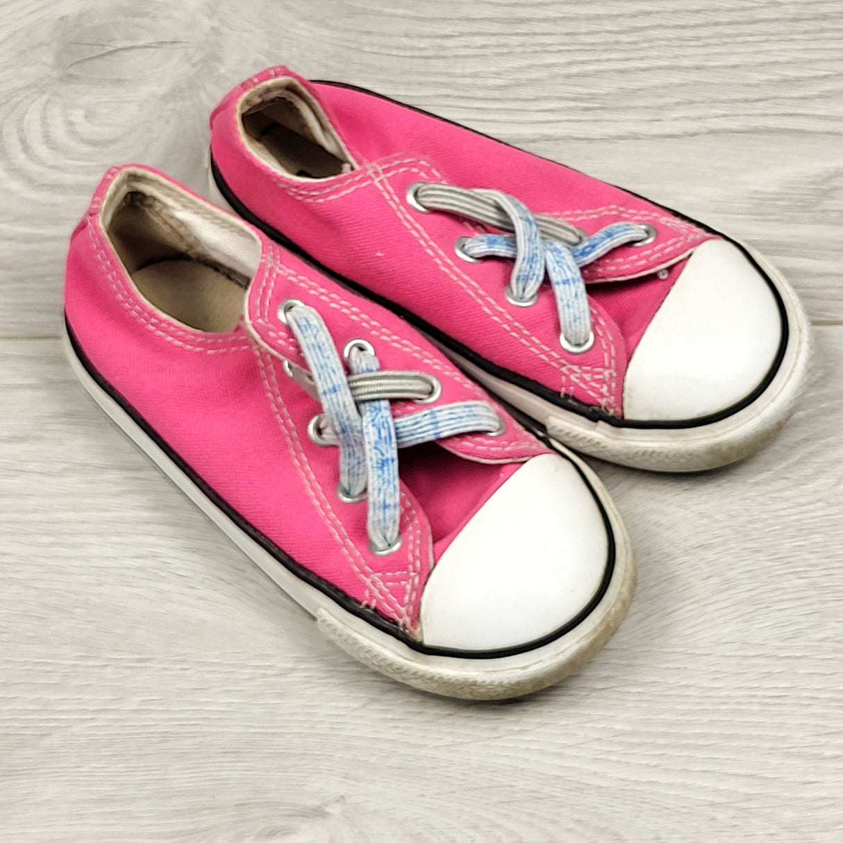 KJHN2 - Converse pink canvas shoes with elastic laces. Size 8