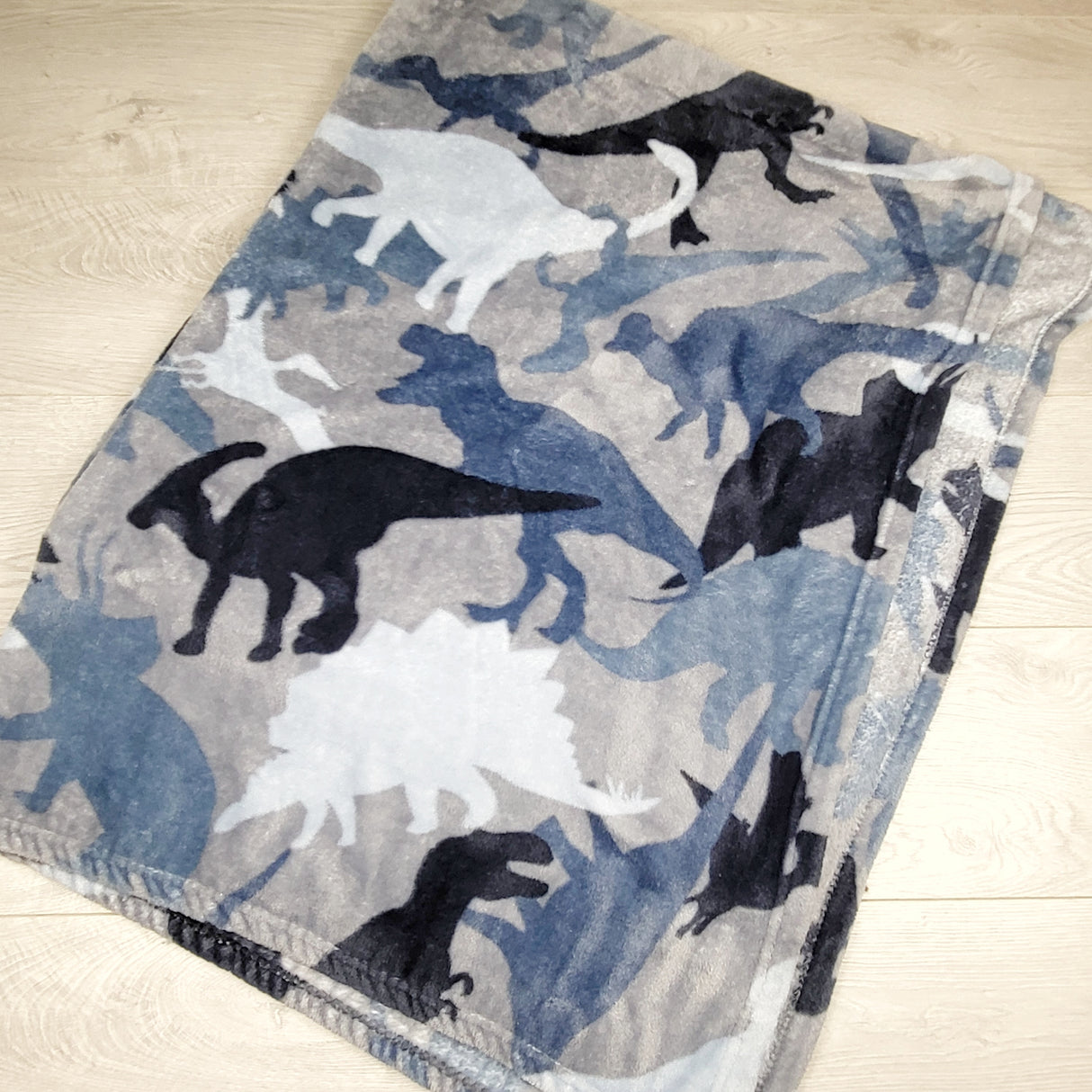 KJHN2 - Plush throw blanket with dinosaurs. Very good condition