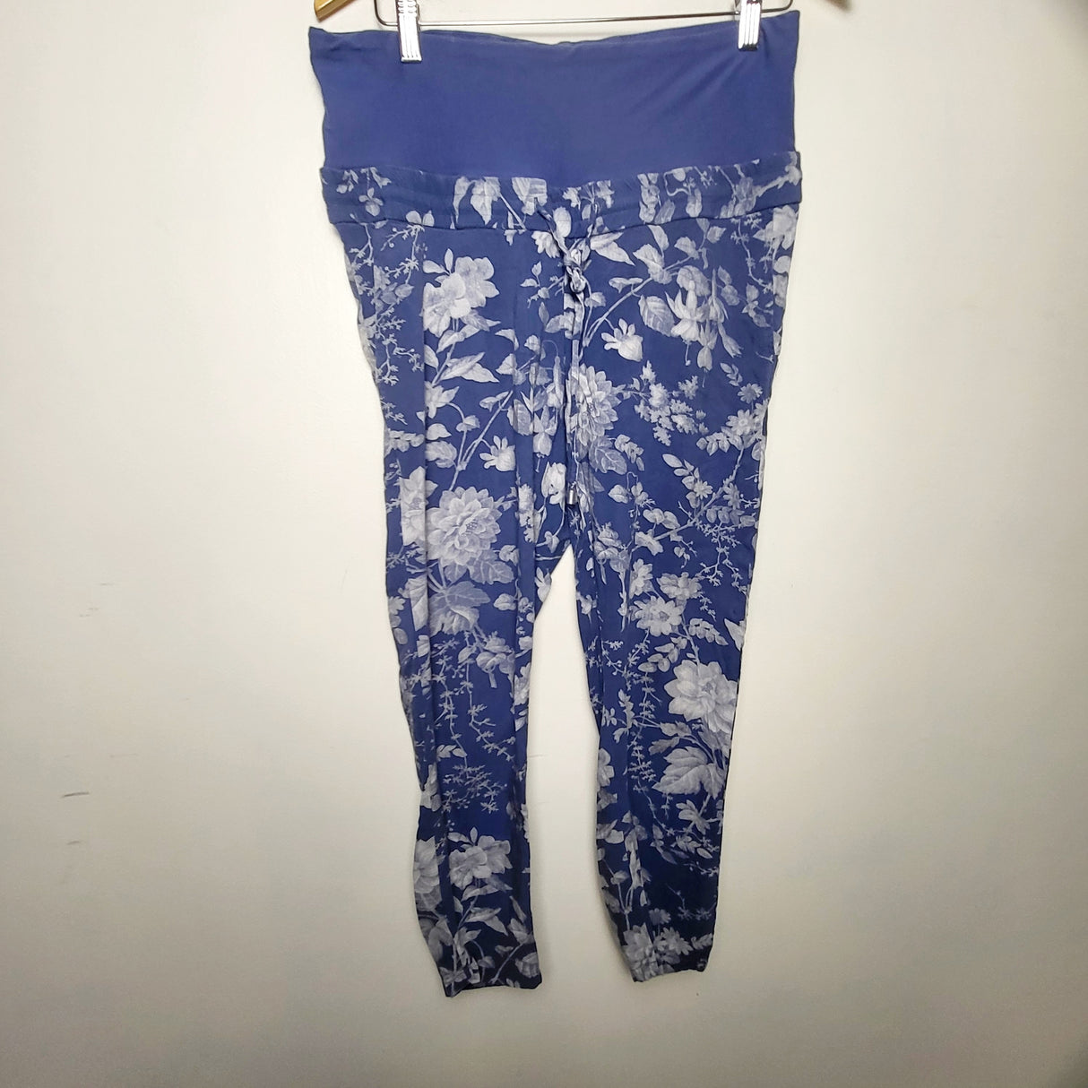 KHEN3 - H and M blue floral capri rayon matenrity pants. Size medium