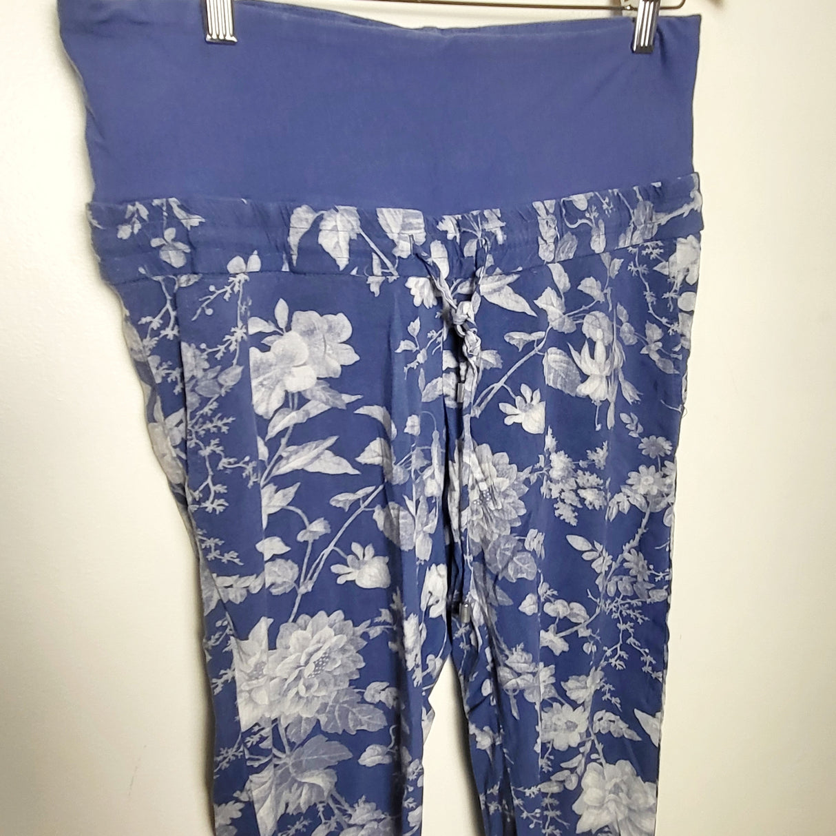 KHEN3 - H and M blue floral capri rayon matenrity pants. Size medium