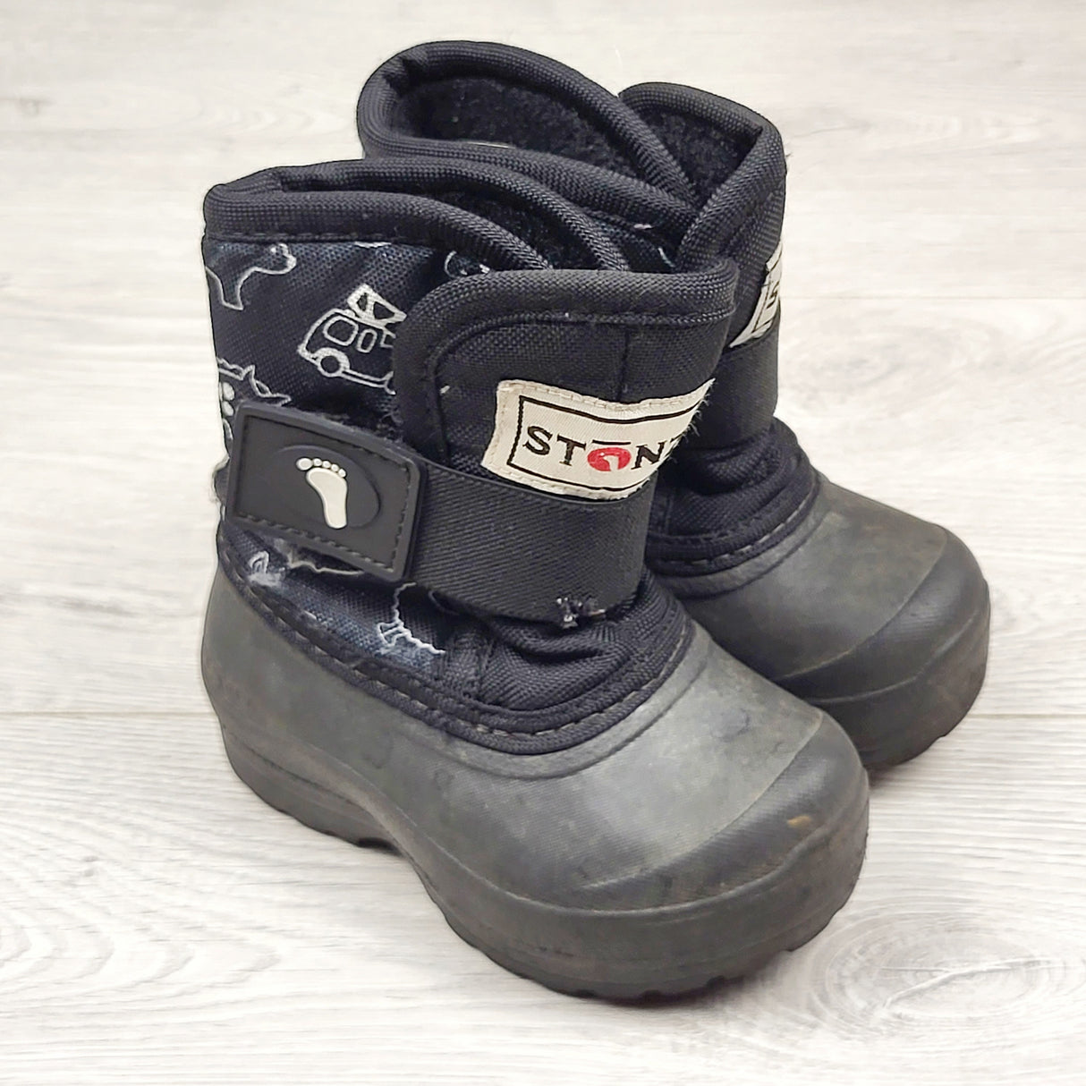 CHFF1 - Stonz brand Scout snow boots. Size 5