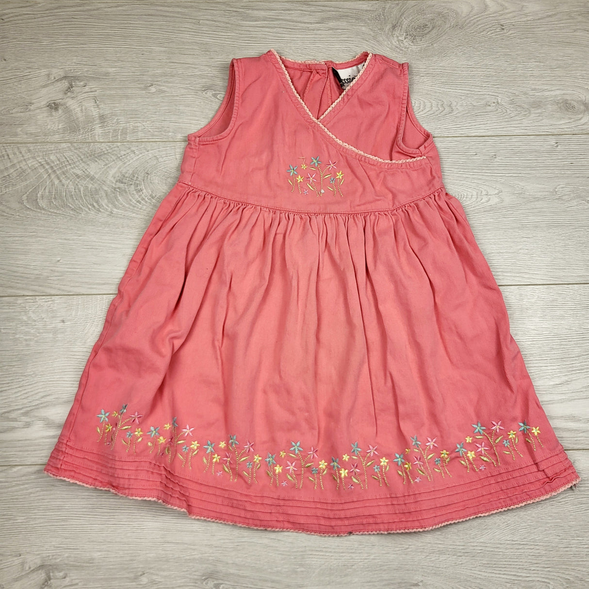 LUGE1 - Jessue pink dress with floral embroidery. Size 5T