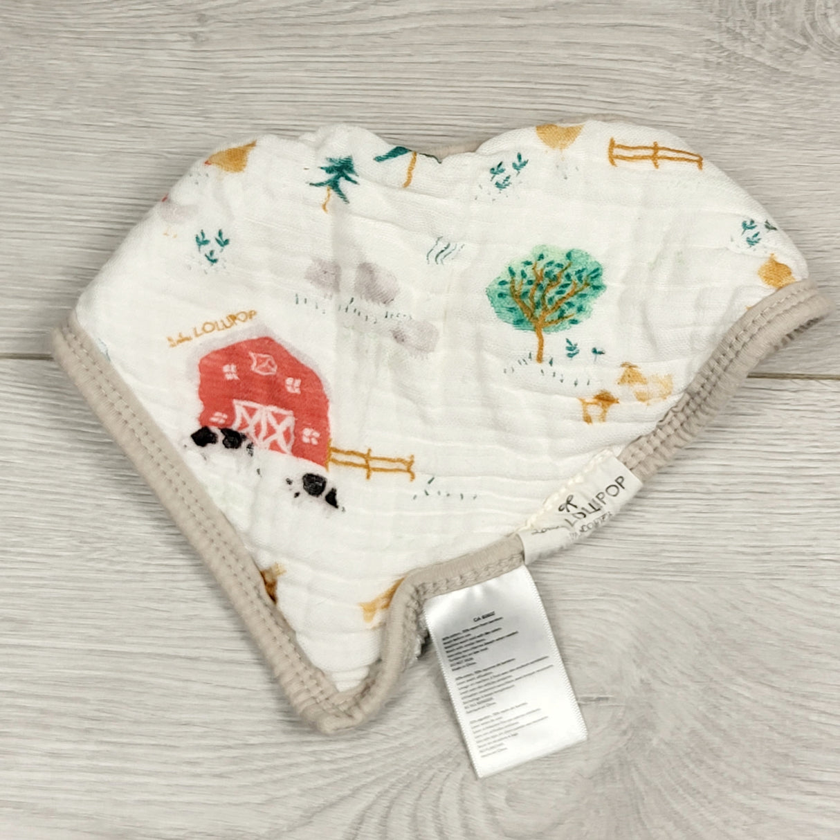 BMAC2 - Loulou Lollipop muslin bib with barn