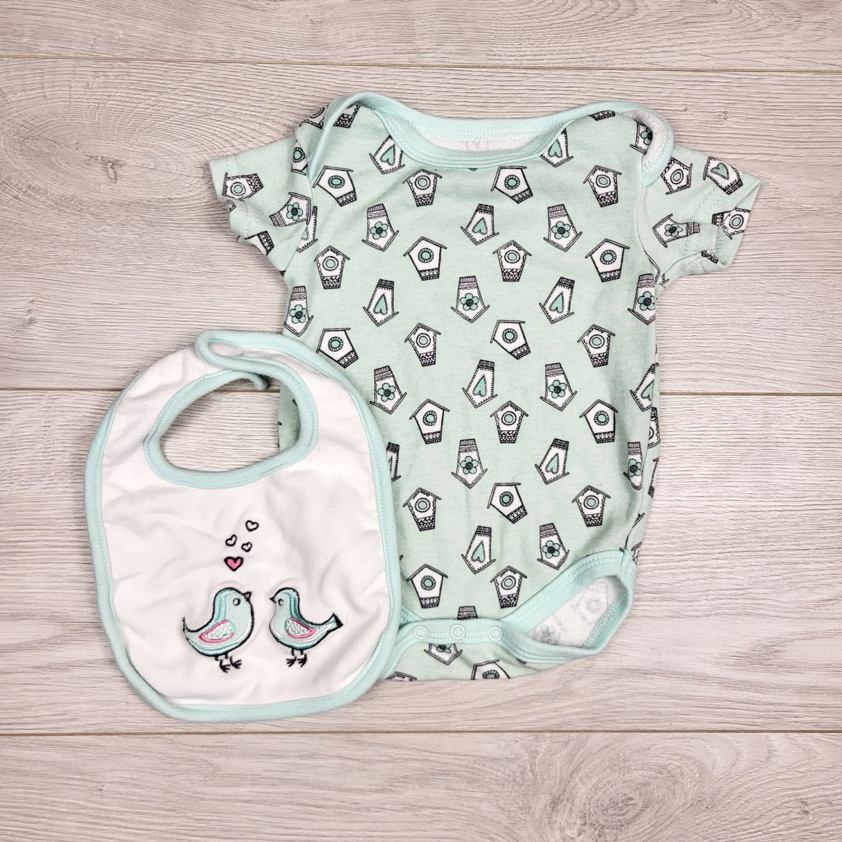 KHEN5 - Baby Mode mini coloured bodysuit with birdhouses + matching bib. Size 0-3 months