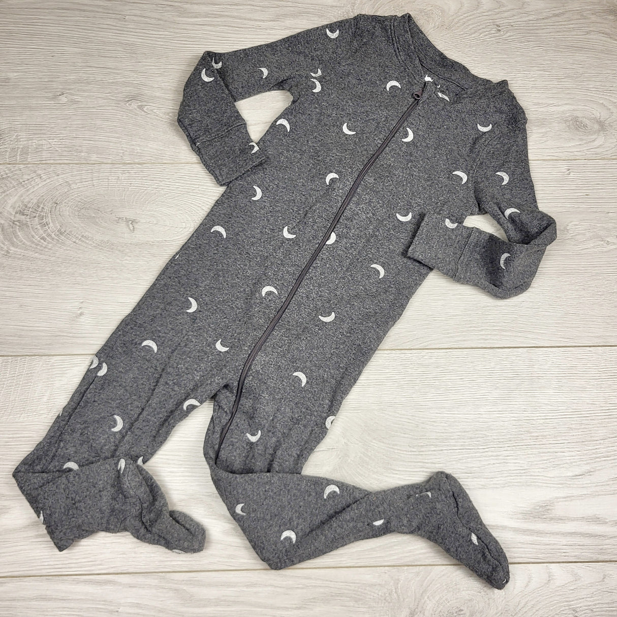 KHEN5 - Rise Little Earthling grey zippered cotton sleeper with moons. Size 18-24 months