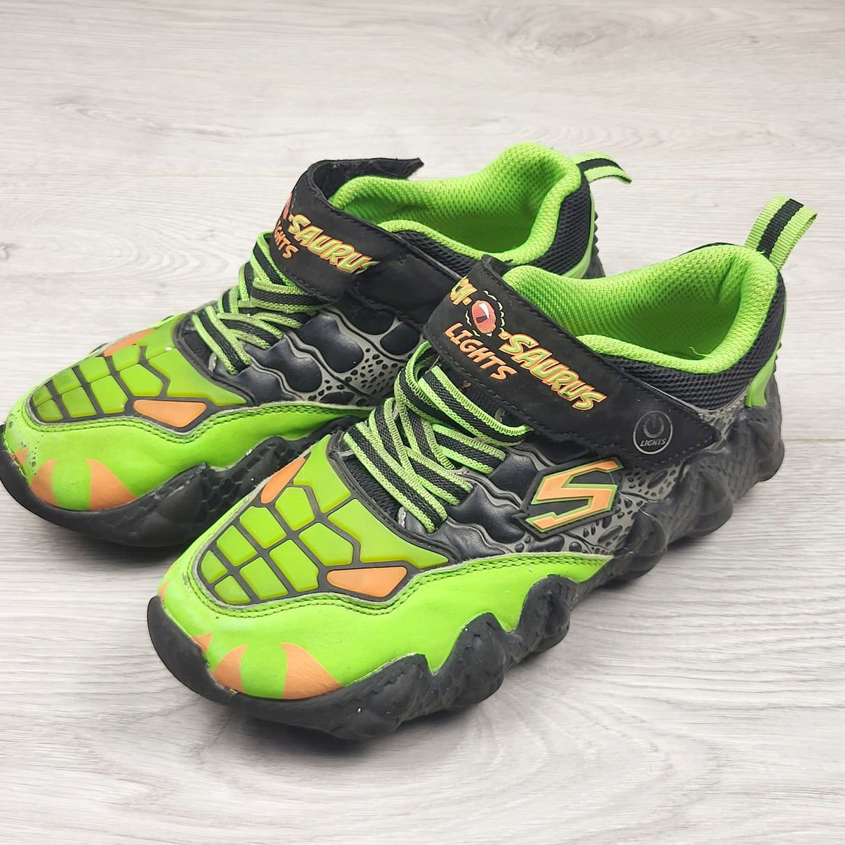 DPAR1 - Skech-Saurus light up dinosaur shoes. Youth size 3