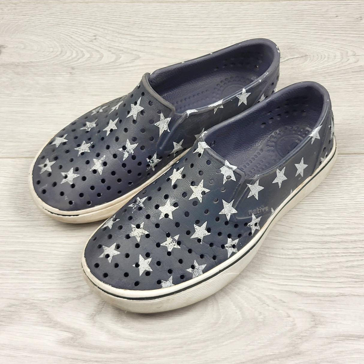 DPAR1 - Native brand shoes with stars. Youth size 3 🍁