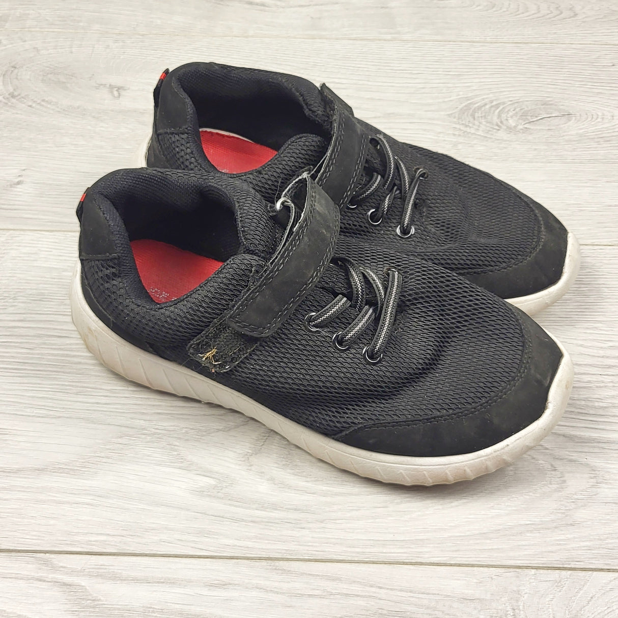 DPAR1 - Joe black running shoes. Youth size 4