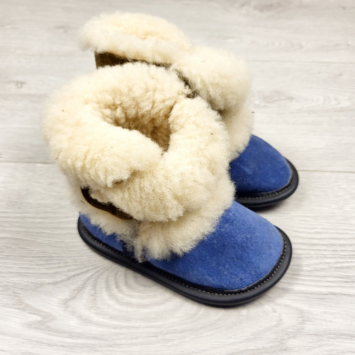 CCAM11 - Garneau sheepskin slipper boots. Made in Canada. Size 6