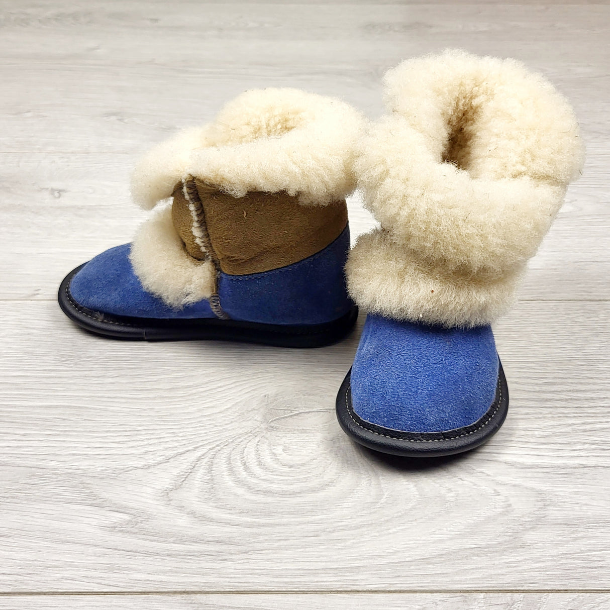 CCAM11 - Garneau sheepskin slipper boots. Made in Canada. Size 6