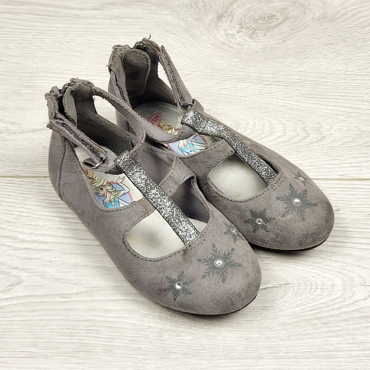 NKLB2 - Frozen grey faux suede shoes. Size 7