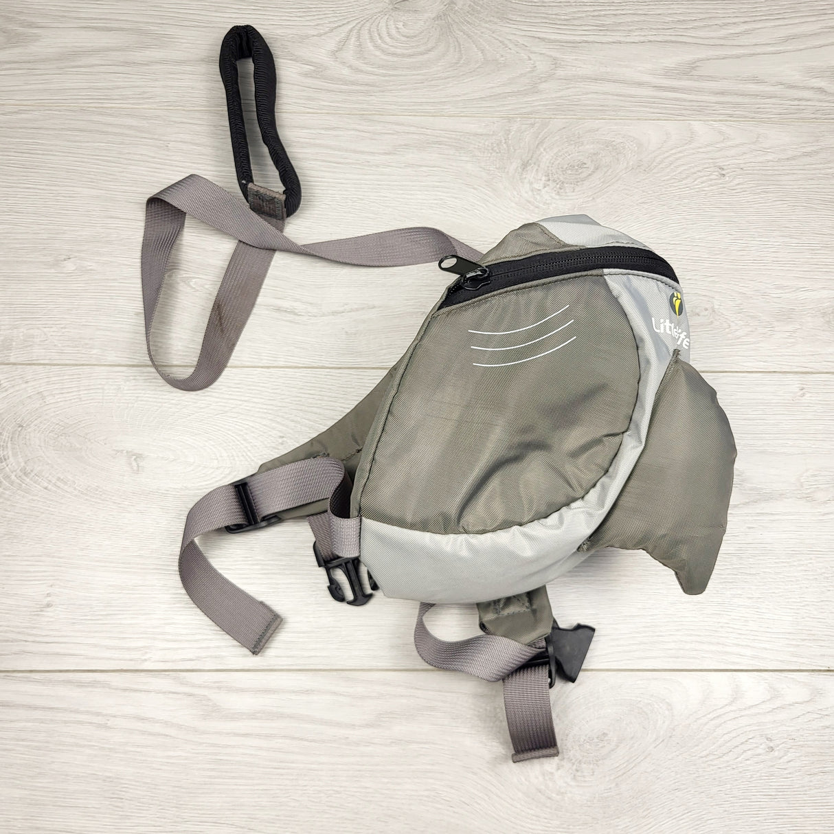 ULRT3 - Little Life Day sack / toddler harness with shark fin