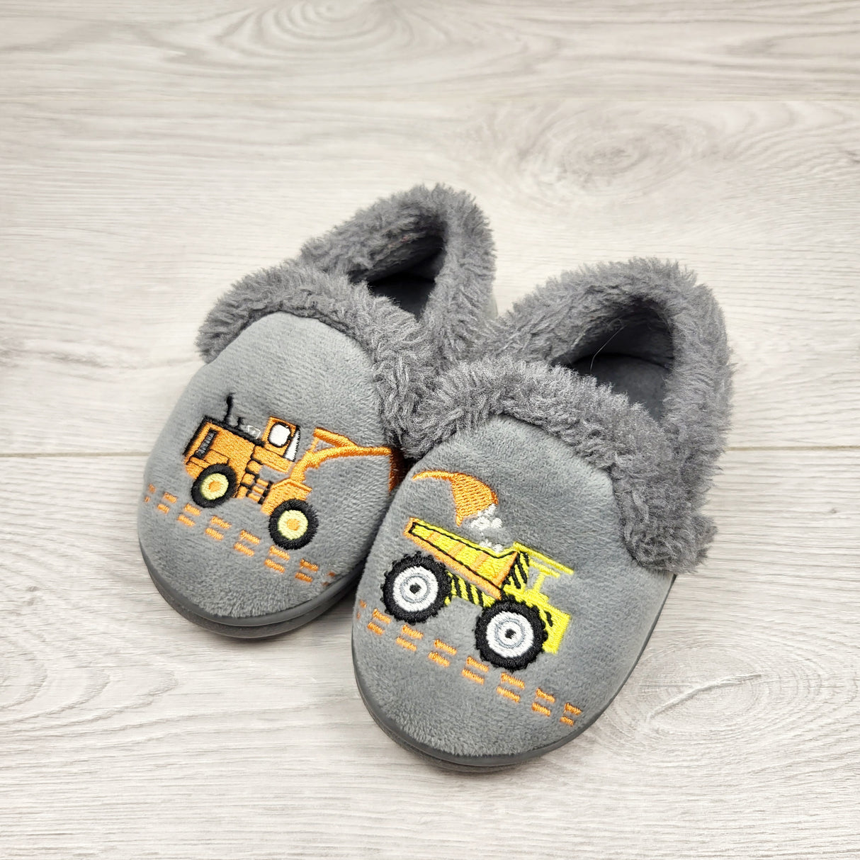 CHLV1 - Grey rubber soled slippers with construction theme. Size 5/6