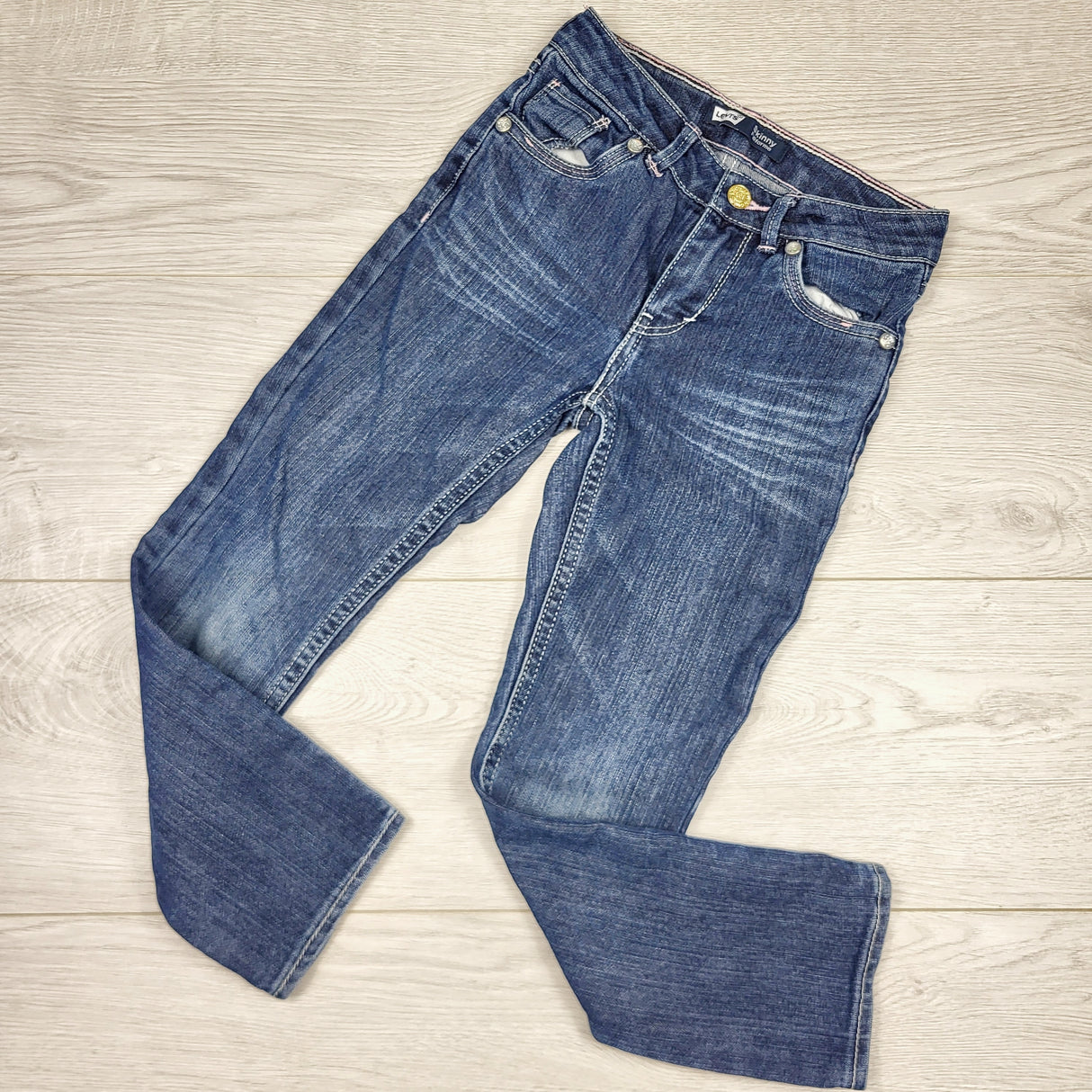 LBYL1 - Levi's distressed skinny jeans. Size 6