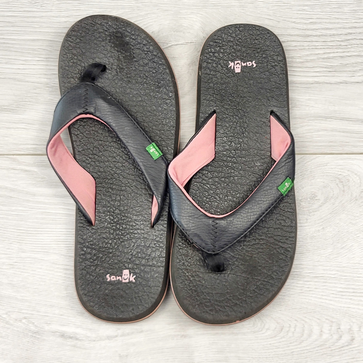 KHW1 - Sanuk "Yoga Mat" sandals. Youth size 4/5