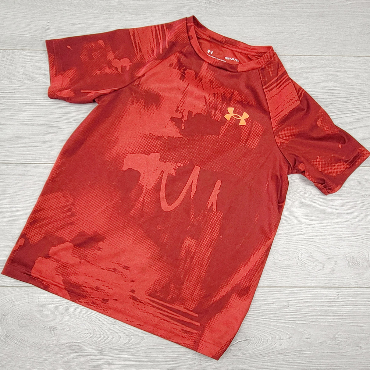 KHW1 - Under Armour red patterned loose fit active t-shirt. Size small