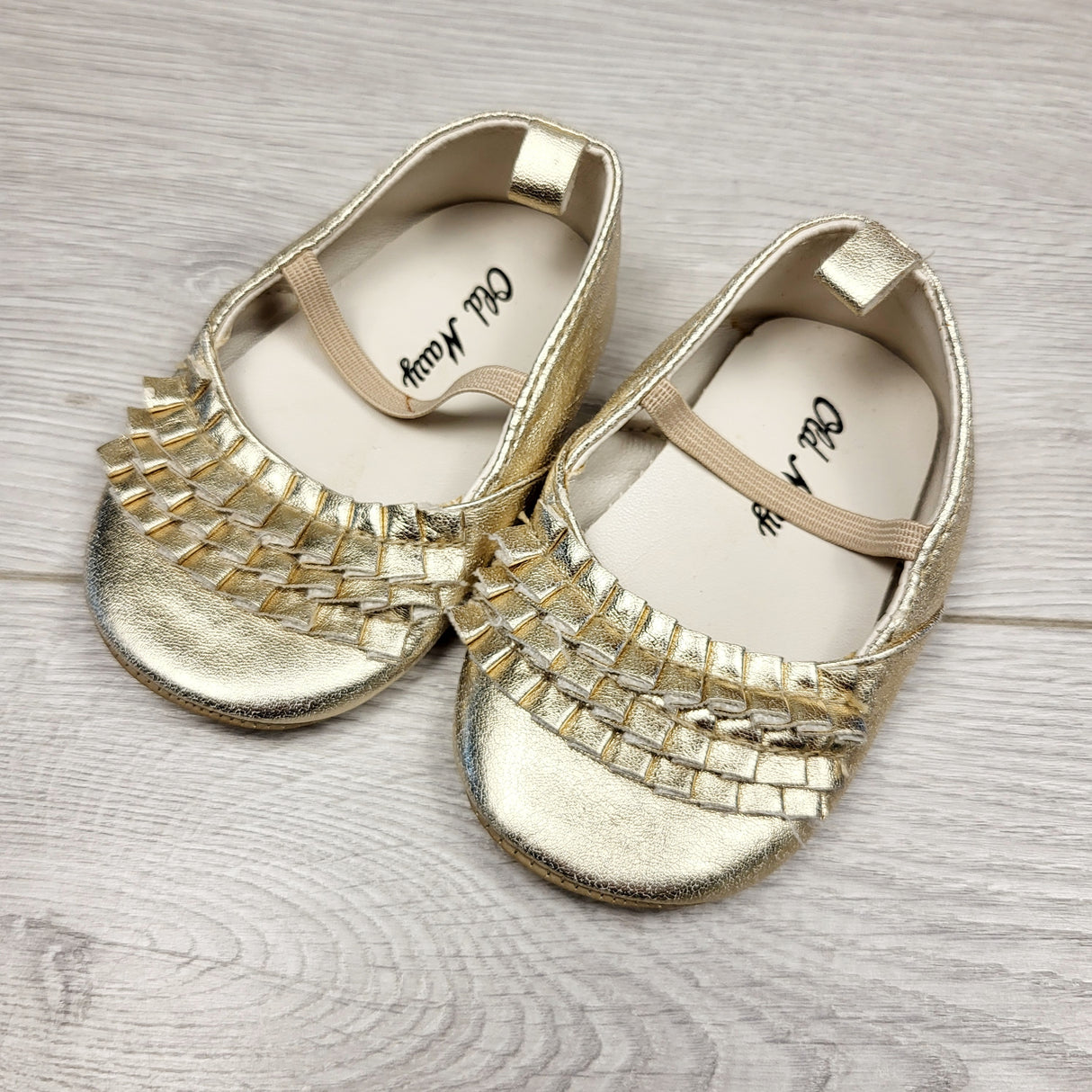 MWLL21 - Old Navy gold soft soled shoes. Size 6-12 months