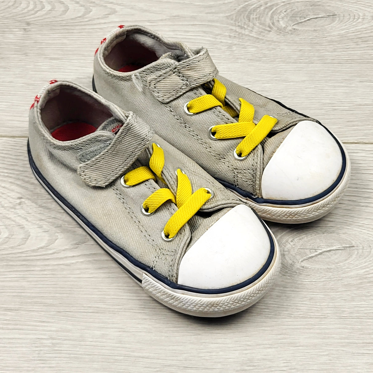 OAG1 - Converse grey canvas shoes with elastic laces. Size 9