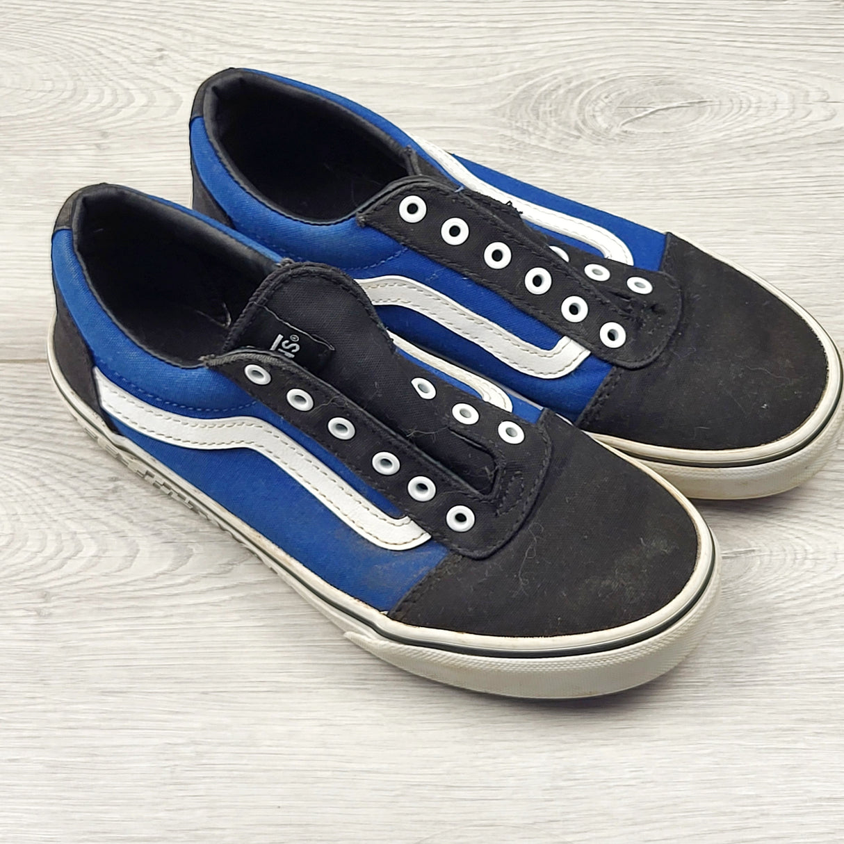 OAG1 - Vans navy and black slip on canvas sneaker (needs laces). Youth size 3