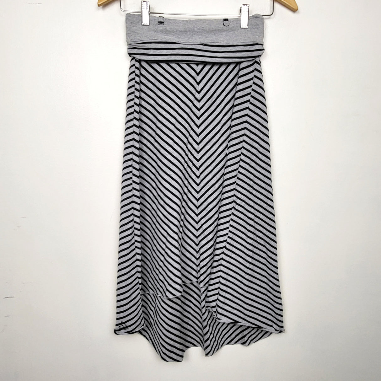 MGRE2 -Peekaboo Beans grey and black striped maxi skirt. Approx size 10 🍁