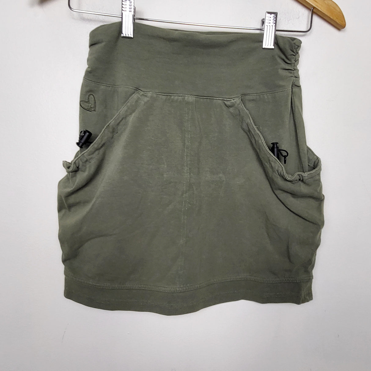 MGRE2 - Peekaboo Beans olive green skirt with cinch pockets. Size 10 🍁