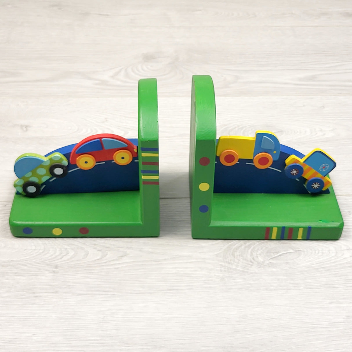 JLMB2 - Wooden bookends with cars