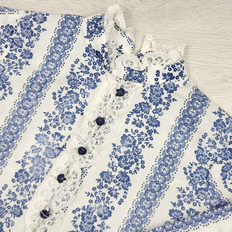 HBRK1 - Vintage Encore made in Canada blue and white floral print top. Approx 3T 🍁