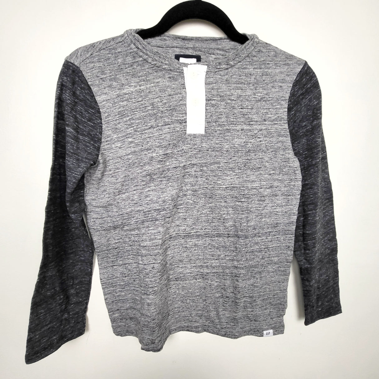 KBRD2 - Gap two-tone grey knit top. Size large