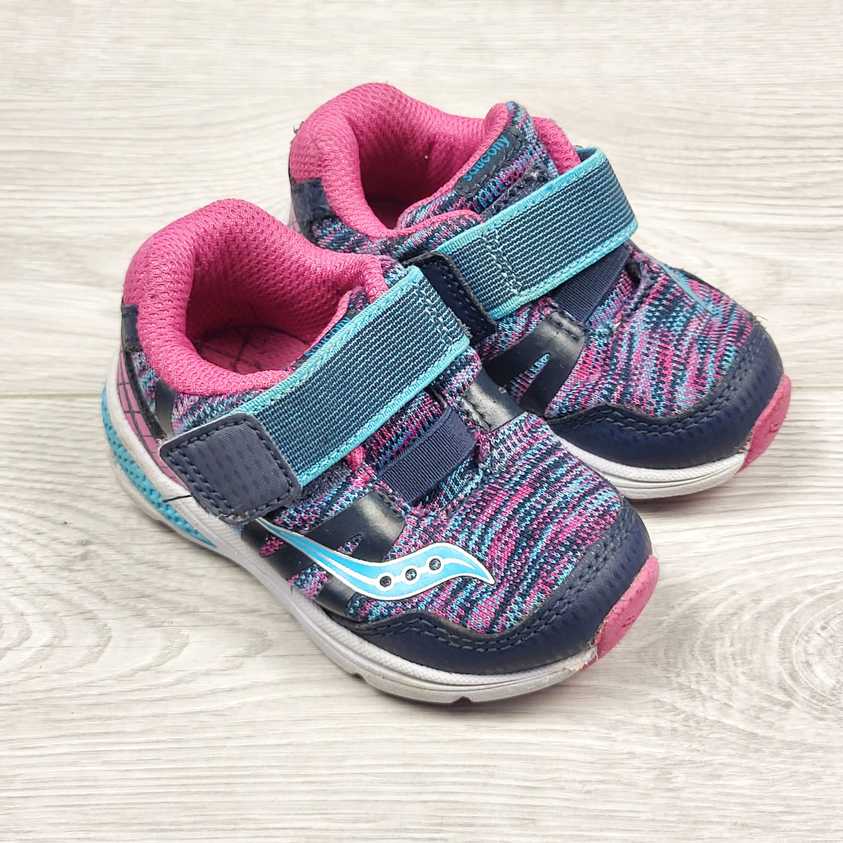 LUGE1 - Saucony navy and pink patterned running shoes. Size 4