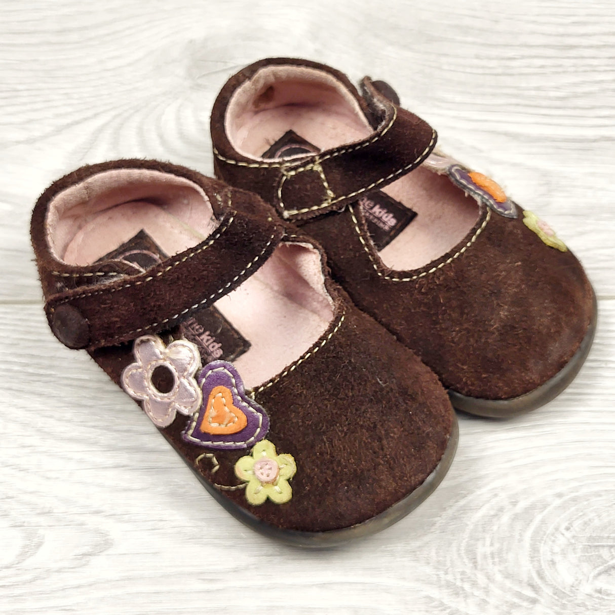 LUGE1 - Genuine Kids brown suede shoes with flowers. Size 4