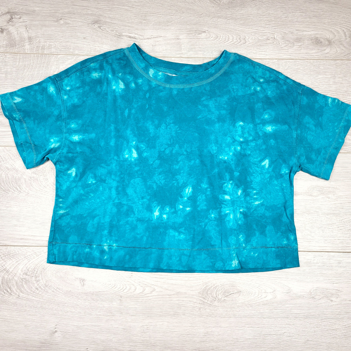 LUGE1 - Old Navy teal tie dyed boxy fit crop top. Size 10/12